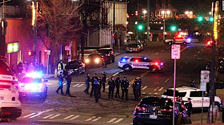 Agente de policía de Tacoma embiste a una multitud y atropella a una persona | Video