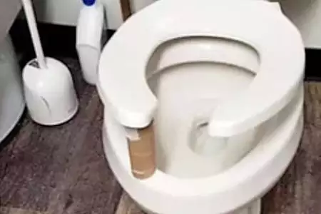 Always Place A Toilet Paper Roll Under The Toilet Seat At Night, Here's Why Always Place A Toilet Paper Roll Under The Toilet Seat At Night, Here's Why