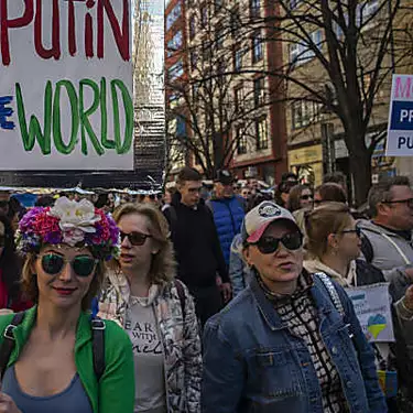 Χιλιάδες Ρώσοι διαδήλωσαν κατά του Πούτιν στην Πράγα