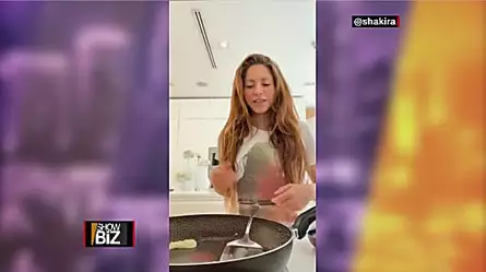 Shakira enciende la estufa y estaba dispuesta a hacer panqueques. Así le quedaron