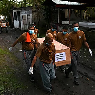 Η μεγαλύτερη φυλακή των Φιλιππίνων πραγματοποιεί μαζική ταφή 70 κρατουμένων