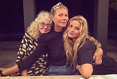 Η κόρη της εφηβικής κόρης του Gwyneth Paltrow είναι η εικόνα που της έπληξε σε σπάνια οικογενειακή φωτογραφία