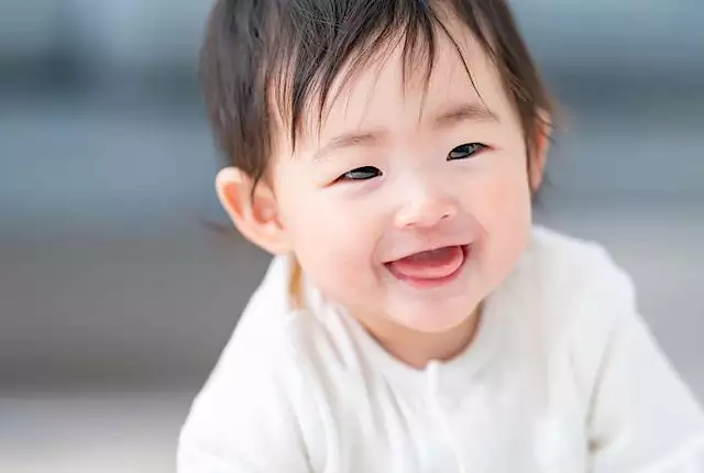 子どもが熱を出すたび、仕事か看病か。ひとり親を襲う「預け先がない」壁