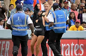 Ελλιπής επιδρομέας με αχνιστή πίσσα αγωνίστηκε στο τελικό του Παγκοσμίου Κυπέλλου Κρίκετ