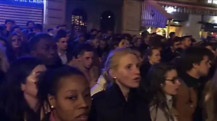Parisinos entonan el "Ave María" mientras arde Notre Dame