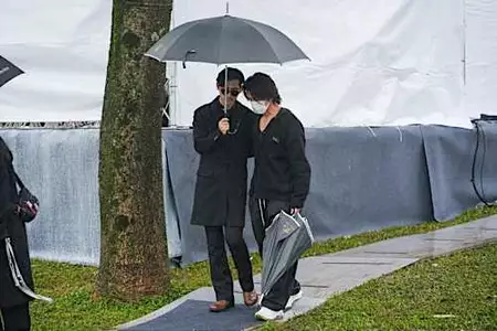 言承旭被仔仔攙扶離開 網友見這一幕心痛「他真的都快碎了」 言承旭被仔仔攙扶離開 網友見這一幕心痛「他真的都快碎了」