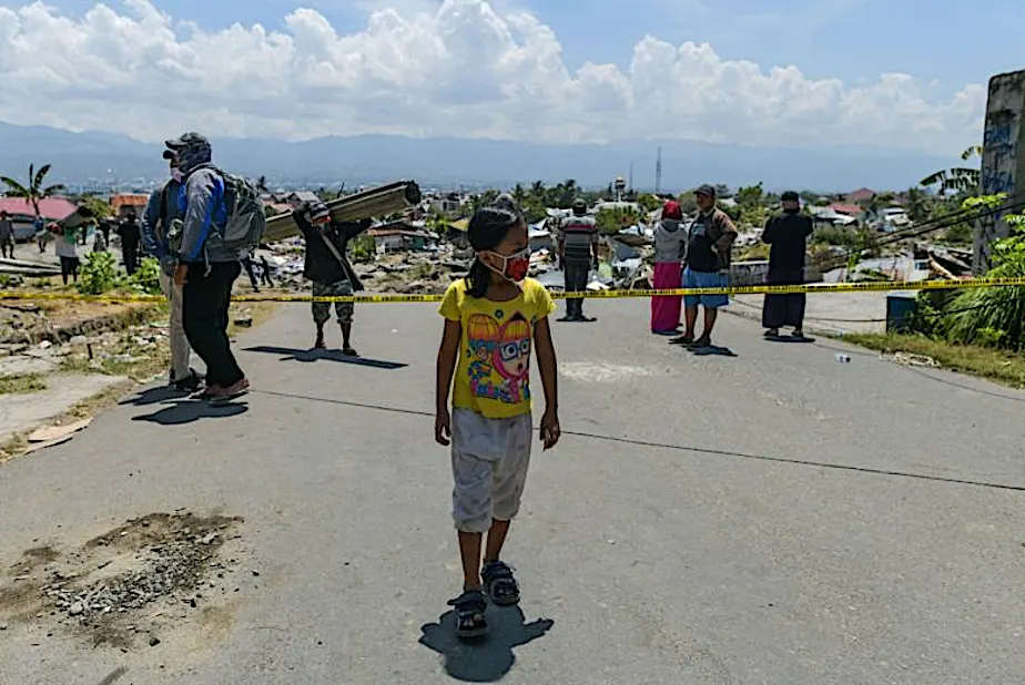 Sulawesi quake: Tens of thousands of children among survivors desperate for aid