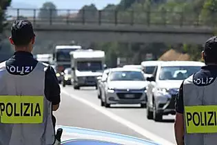 Roma, guida senza patente in autostrada: travolge un poliziotto | Virgilio Notizie