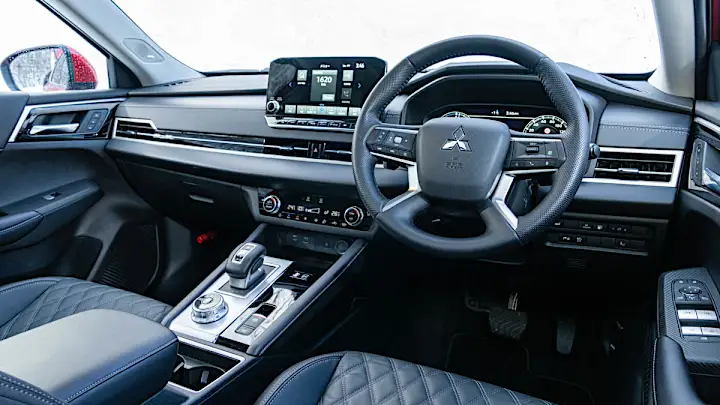 アメ車っぽい？マッチョ顔SUV三菱新型「アウトランダーPHEV」の性能とは