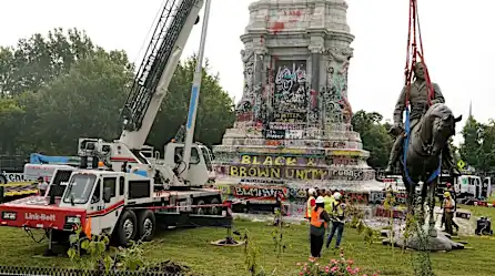 'No vamos a defender estos símbolos de odio': Virginia retira estatua de general confederado