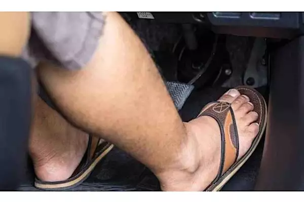 Guidare l’auto con le ciabatte? Cosa dice il codice della strada