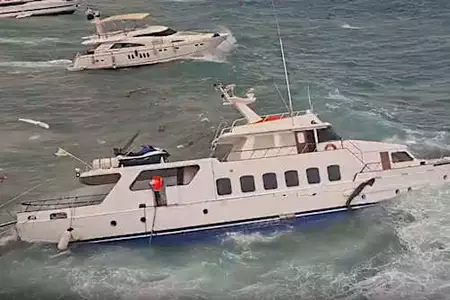 Κύπρος: «Τα κύματα έριξαν με δύναμη το σκάφος στα βράχια» - Μάρτυρας περιγράφει δραματικές στιγμές Κύπρος: «Τα κύματα έριξαν με δύναμη το σκάφος στα βράχια» - Μάρτυρας περιγράφει δραματικές στιγμές