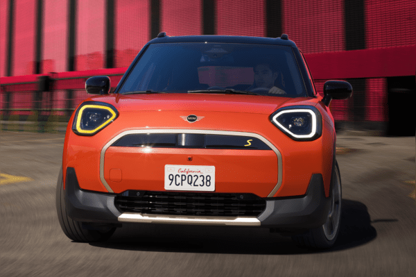 Configura la Prima All-Electric MINI Aceman: design distintivo, go-kart feeling elettrificato.