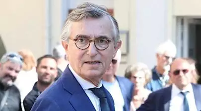 菲利普·杜斯特-布拉齊：豪車與避稅天堂，這位前部長深陷嫌疑漩渦