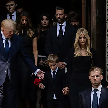 Ο Τραμπ αποχαιρέτησε την Ιβάνα στην κηδεία στη Νέα Υόρκη