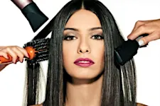 Progressiva de chuveiro que alisa cabelos durante o banho faz sucesso entre famosas