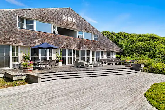 Rich New Yorkers flee to Hamptons, sparking $1 billion real estate boom