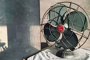 Ανοίγετε ανεμιστήρα τη νύχτα; Δείτε πόσο θα πληρώσετε για χρήση οκτώ ωρών
