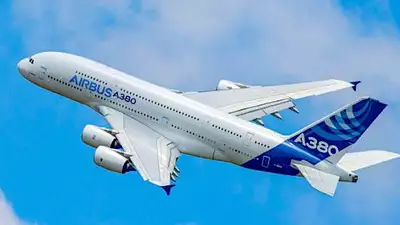 トンデモ爆速で駆ける“排泄物”!? 飛行機トイレ 流すとスゴイ音がするのも納得な仕組みとは（1/3 ページ）