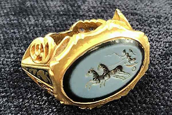 An ‘Absolutely Stunning’
                                        Roman Gold Ring Is Unearthed In
                                        England