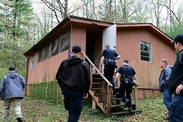 [Pics] Cops Called in Hours After Couple Begins Renovation on Their Old Home