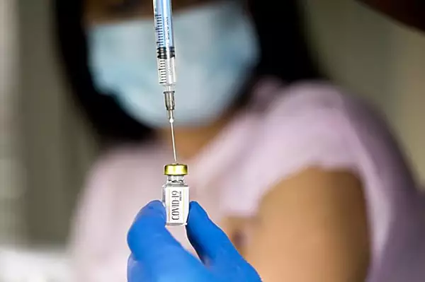 Covid-19 : des milliers de personnes vaccinées avec de l’eau salée par des médecins