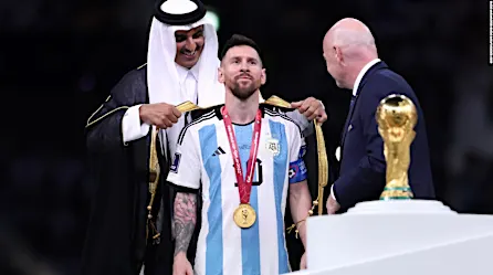 ¿Qué significado tiene la capa que el emir de Qatar dio a Messi tras ganar la Copa en el Mundial?