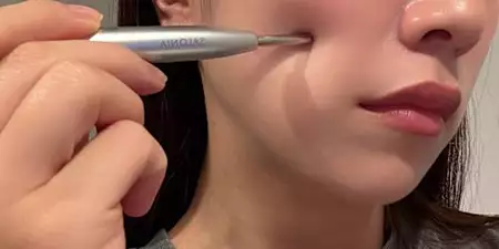 【SALONIA】飛ぶように売れてる”充電不要”美顔器で口元が…