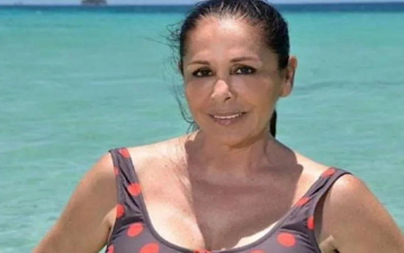 Los lunares rojos de Isabel Pantoja tras la victoria del PSOE