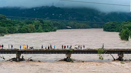 Honduras prohíbe circulación en carreteras por entrada del huracán Eta | Video