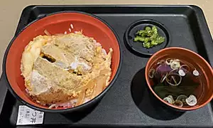 ゆで太郎、富士そば、小諸そばの「かつ丼」食べ比べ 値段と量の違いは？