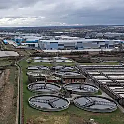 Η κρίση της βιομηχανίας νερού στη Βρετανία: Διαρροές λυμάτων, τεράστιες διαρροές και συντριπτικά χρέη