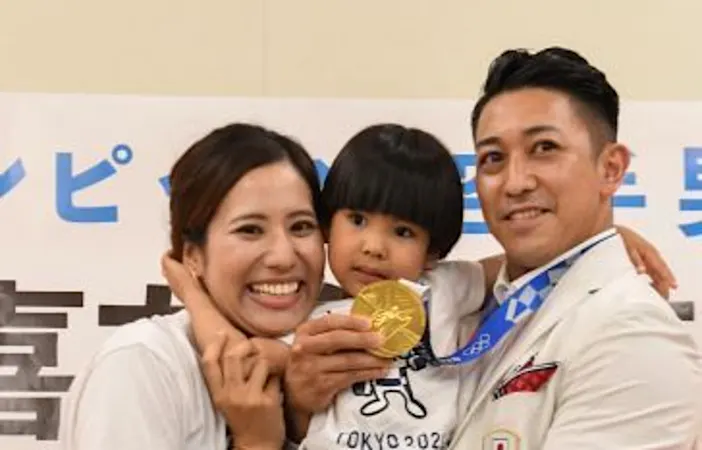 空手　喜友名諒が那覇空港に凱旋　海を越えた金メダル、家族とともに…　