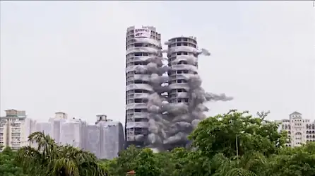 El dramático momento en que derrumban dos torres gemelas por violar las normas de construcción en India