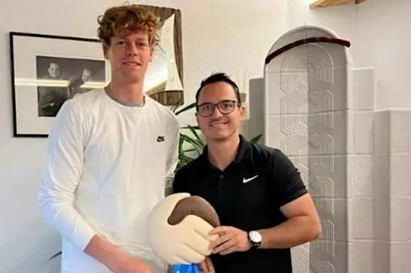 Arrivato a Wimbledon il fratello di Sinner, ma anche amico, confidente e consigliere Arrivato a Wimbledon il fratello di Sinner, ma anche amico, confidente e consigliere