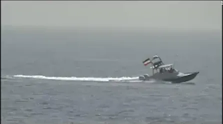 Video muestra botes iraníes desafiando barcos de la Armada de EE.UU.