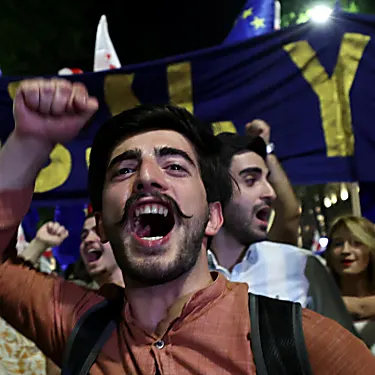 20.000 Γεωργιανοί διαδηλώνουν «για την Ευρώπη», διαμαρτύρονται για το αμφιλεγόμενο νομοσχέδιο