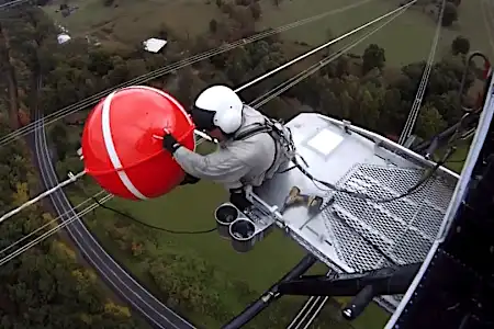 [Fotos] La ingeniosa razón por la que ves bolas rojas en las líneas eléctricas