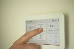 Comment fonctionne un thermostat connecté : guide complet avec la Station Sowee by EDF