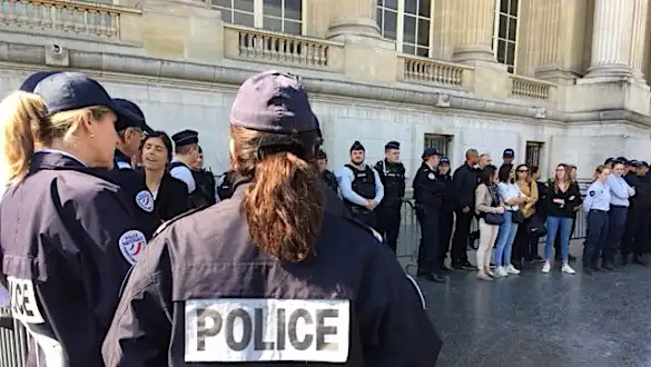 Ile-de-France : face à la vague de suicides, les policiers protestent en silence Ile-de-France : face à la vague de suicides, les policiers protestent en silence