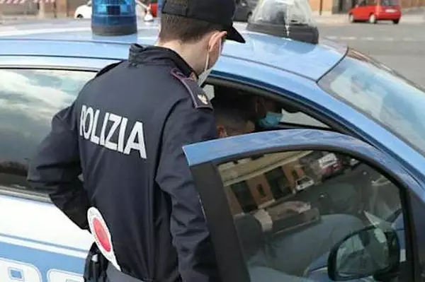 Rapina al centro commerciale, banditi armati fanno irruzione e prendono in ostaggio clienti e dipendenti