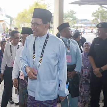 GE15: In Tambun, Anwar supporters arrive in full force compared to quiet BN, Perikatan corners