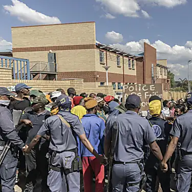7 burned to death in S. Africa township 'mob' attack: police