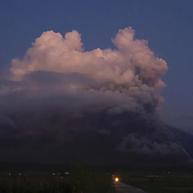 Το όρος Semeru της Ινδονησίας εκρήγνυται, αναγκάζοντας χιλιάδες να τραπούν σε φυγή