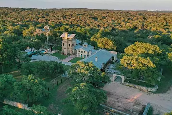 This 100-Year-Old Texas Ranch With a Beach-Entry Swimming Pool Is Ready for Its Third Owners