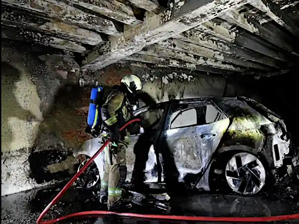 Une voiture électrique prend feu à Bruxelles, un restaurant évacué