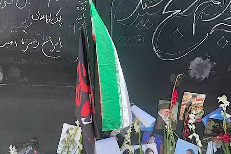 إيران: آلاف المشيعين يتوافدون على طهران لحضور مراسم وداع المرشد الأعلى علي خامنئي إيران: آلاف المشيعين يتوافدون على طهران لحضور مراسم وداع المرشد الأعلى علي خامنئي