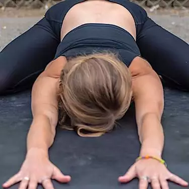 Chiropractors Baffled: Simple Stretch Relieves Years of Back Pain (Watch)