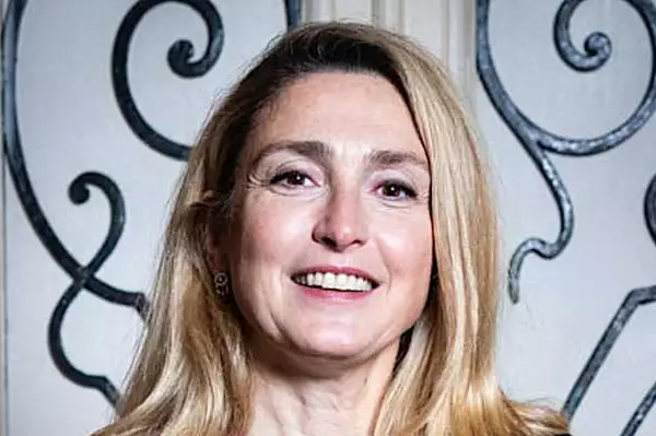 "Je t’aimais et t’admirais" : Julie Gayet rend un hommage bouleversant à son ex-compagnon Bruno Salomone "Je t’aimais et t’admirais" : Julie Gayet rend un hommage bouleversant à son ex-compagnon Bruno Salomone
