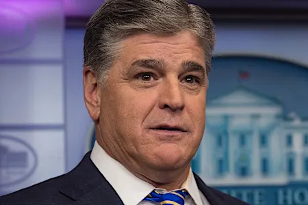 Sean Hannity Wades σε Online διαφωνία μεταξύ δύο προσωπικών ειδήσεων Fox News